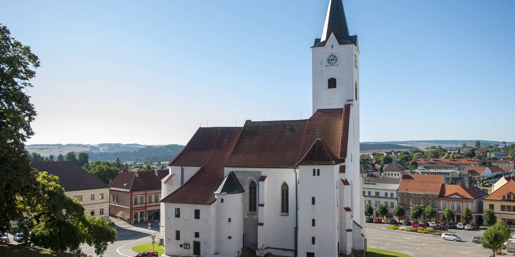 Kostel sv. Michaela Archanděla, Pacov, léto (Foto Zdeněk Klika)